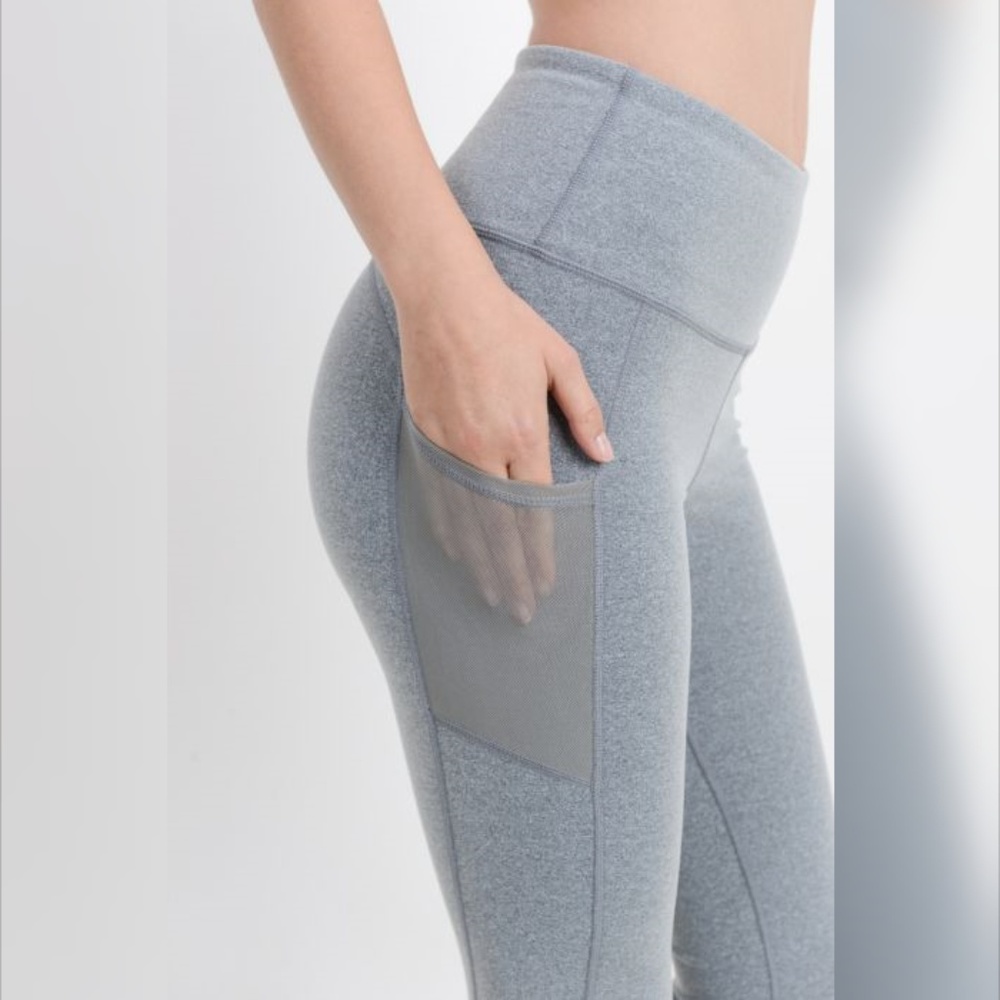 Highwaist Essential Leggings with Mesh Pockets - Picture 3 of 8
